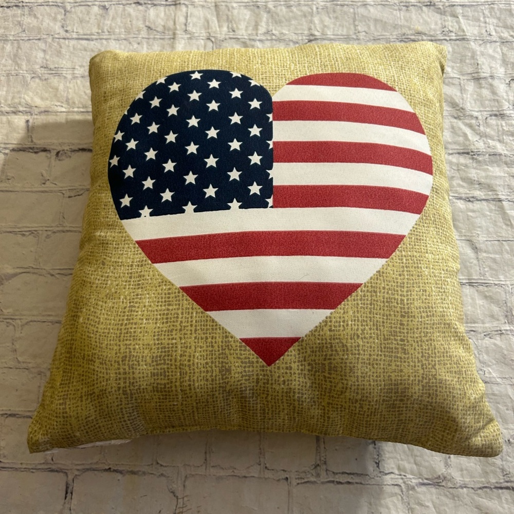 PATRIOTIC HEART AMERICAN FLAG OUTDOOR PATIO PILLOW 16”x16” YELLOW TAN BACKGROUND